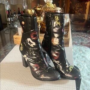 🌺 MATISSE ,black leather ,Floral  designs Ankle Boots, made in BRAZIL 🇧🇷 size9.5